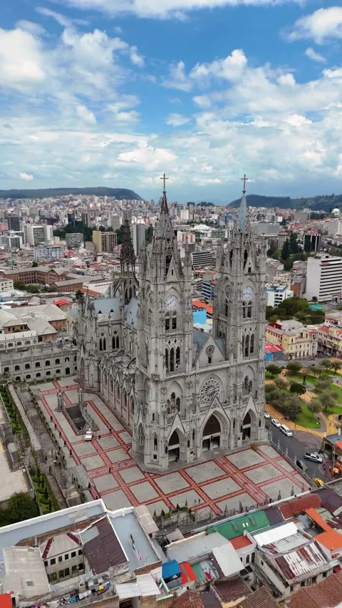 Vertical aerial drone orbit of Basilica del Voto Nacional in Quito, Ecuador Vídeos de archivo 326499832