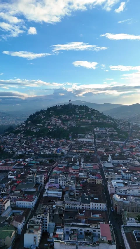 Vertical aerial drone sunset view of El Panecillo overlooking Quito city, Ecuado Vídeos de archivo 326499842