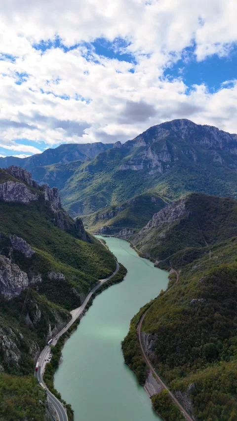 Vertical aerial drone view of E73 highway through moun E73 - Bosnia y Herzegovia Vídeos de archivo 324813954