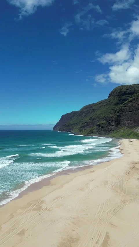 Vertical aerial drone view of a long sandy beach in Hawaii Stockbeeldmateriaal 347825965