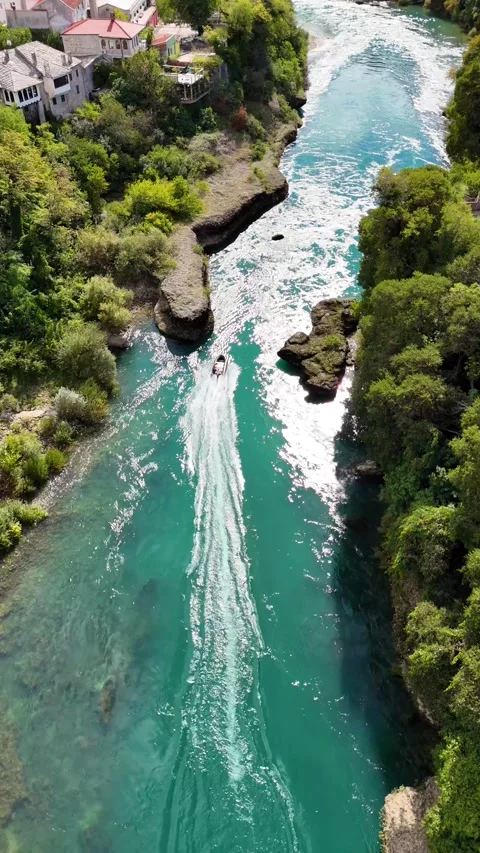 Vertical aerial drone view of Mostar old town and Stari Most bridge by the Neret Vídeos de archivo 324813985