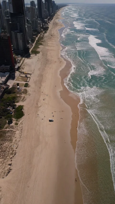 Vertical Aerial of Empty Beach and Surfers Paradise Skyline Vídeo Stock 333973482