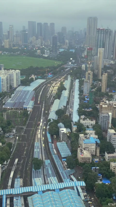Vertical Aerial Evening View of Dadar Railway Station and Mumbai Cityscape 動画素材 347112667