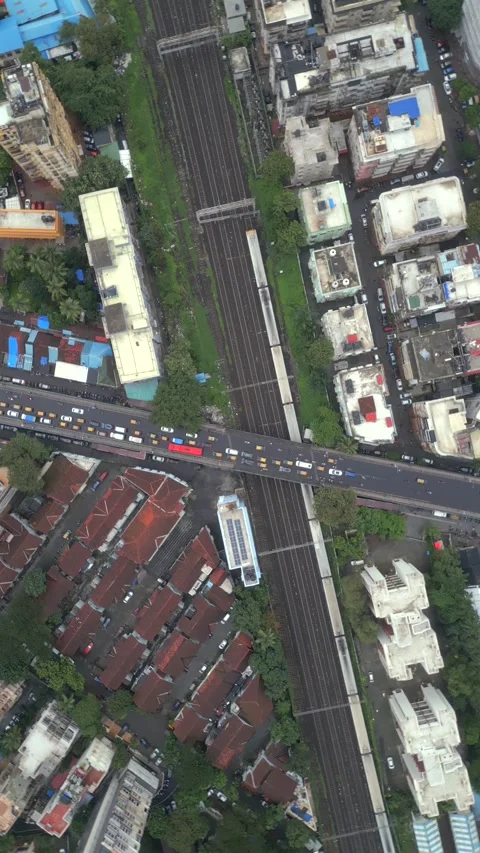 Vertical Aerial Evening View of Dadar Railway Station and Mumbai Cityscape 库存影片 347112694