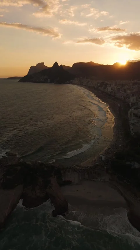 Vertical Aerial Flyover of Pedra Do Arpoador and Ipanema Beach During Sunset 스톡 동영상 325166339