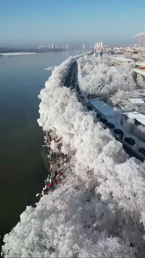 Vertical Aerial Hyperlapse Over Snow Mountains and Rolling Clouds Video stock 327999328