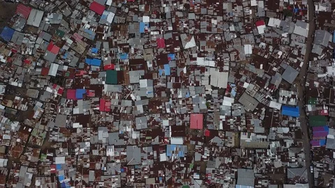Vertical Aerial of Massive Dense Slum Twisting Down Vídeo Stock 101629944