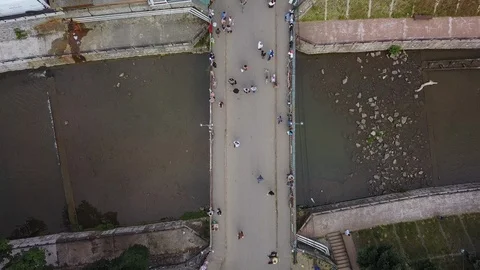 Vertical Aerial Move Forward Over People Crossing River Via Bridge Vídeo Stock 102452235