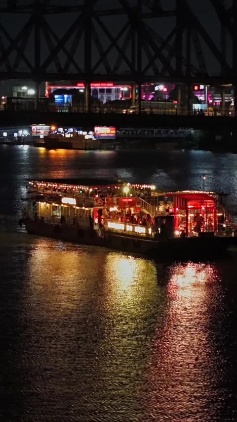 Vertical Aerial Night View of Howrah Bridge and Ferry Kolkata India Vidéo 330719345
