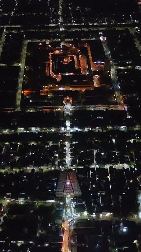 Vertical Aerial Night View of Sri Ranganathaswamy Temple, Srirangam, Tamil Nadu Stock-Footage 340778592