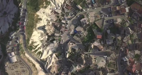 Vertical Aerial Perspective of Desert City Streets and Cars in Goreme Valley Stockbeeldmateriaal 337699679