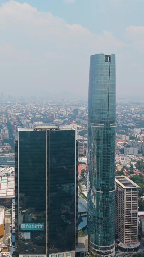 Vertical aerial perspective of a landmark skyscraper in Mexico City Vídeos de archivo 346047222