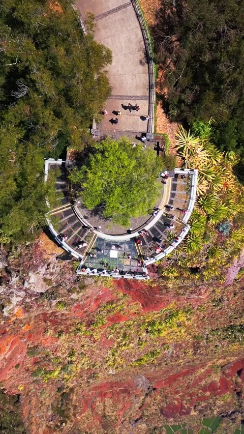 Vertical Aerial Pullback Over Cliffside Viewing Platform and Coast 스톡 동영상 336615311
