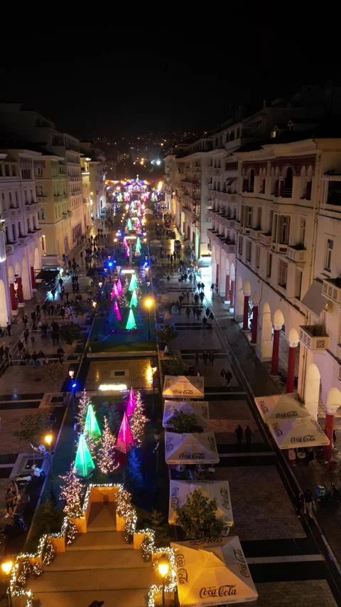 Vertical aerial pulling back over glowing Christmas market square Stock-Footage 345913770