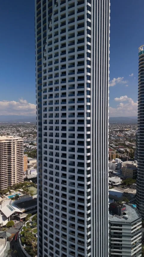 Vertical Aerial of Q1 Tower and Surfers Paradise Beach Vídeo Stock 333973497