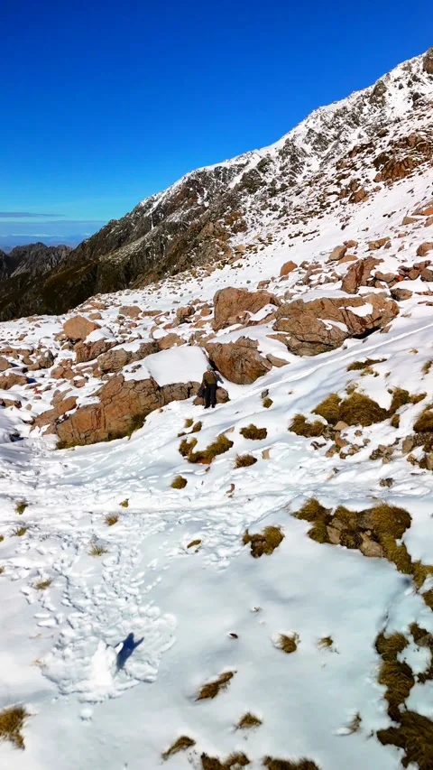 Vertical Aerial of Sealy Range Snow Hike Mt Cook Vídeo Stock 333997563