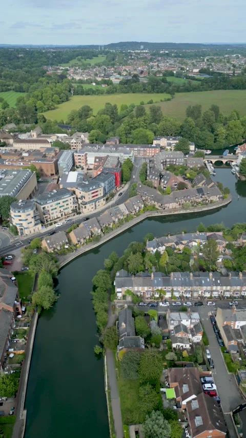 Vertical aerial shot over Thames River near Follys Bridge Video stock 338308860