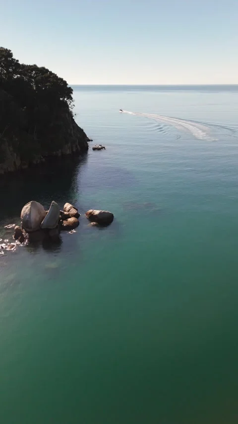 Vertical Aerial of Split Apple Rock and Jet Boat Vídeo Stock 334000340