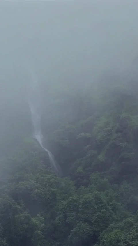 Vertical Aerial View of Baba Waterfall Kumbhavade Amboli Sindhudurg Maharashtra 库存影片 345572470