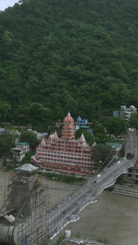 Vertical Aerial View of Bajrang Setu Bridge Rishikesh Uttarakhand India 库存影片 334018976