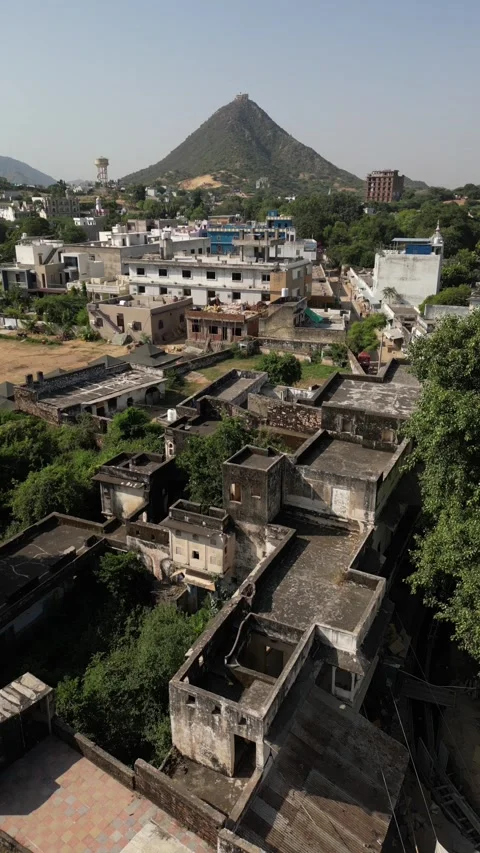 Vertical Aerial View of Brahma Temple Near Pushkar 스톡 동영상 341664004
