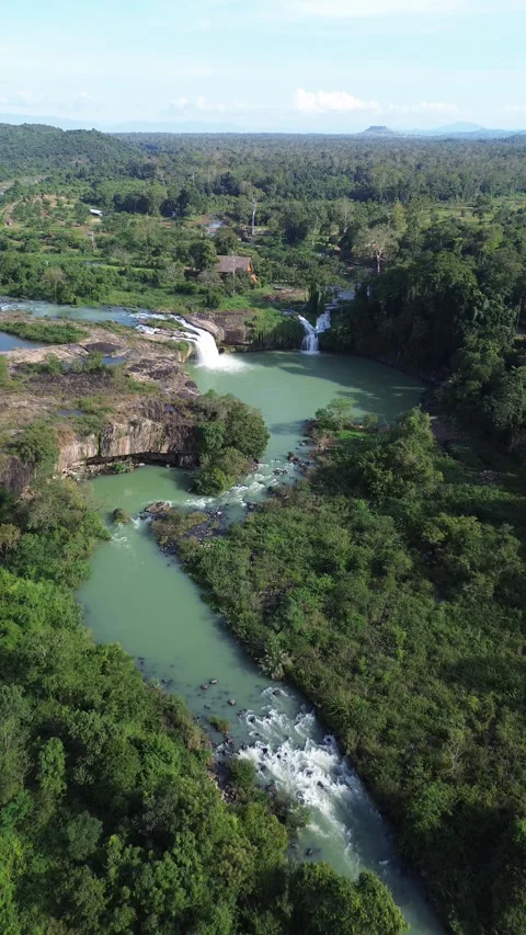 Vertical Aerial View of Cascading Waterfalls and River Flowing Through Jungle 스톡 동영상 344089288