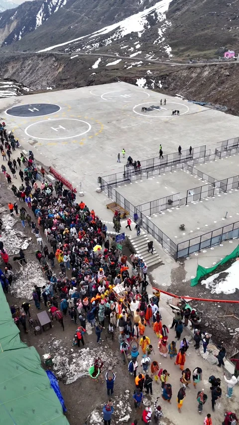 Vertical Aerial View of Char Dham Yatra Pilgrims at Kedarnath Uttarakhand India Vídeos de archivo 335008973