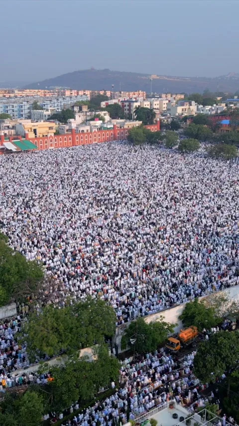 Vertical Aerial View of Eid Prayers at Taj-ul-Masajid, Bhopal 스톡 동영상 341398487