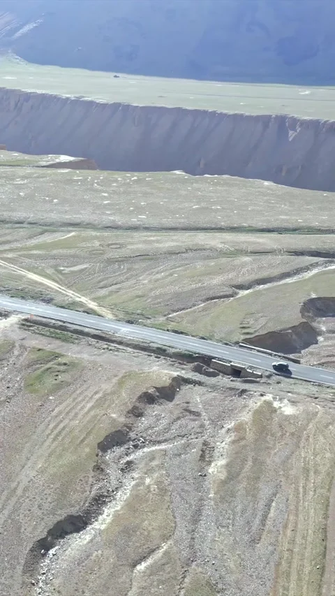Vertical Aerial View of Eroded River Valley Landscape in Ladakh 스톡 동영상 342602197