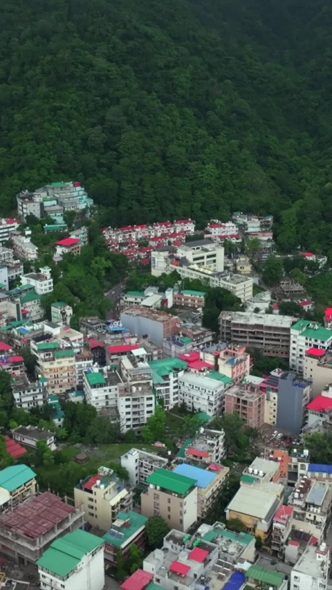 Vertical Aerial View of Forest Hills Rishikesh City Uttarakhand India 库存影片 334019087