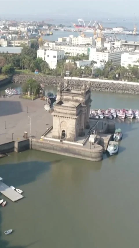 Vertical Aerial View of Gateway of India During COVID 19 Lockdown 库存影片 330718148