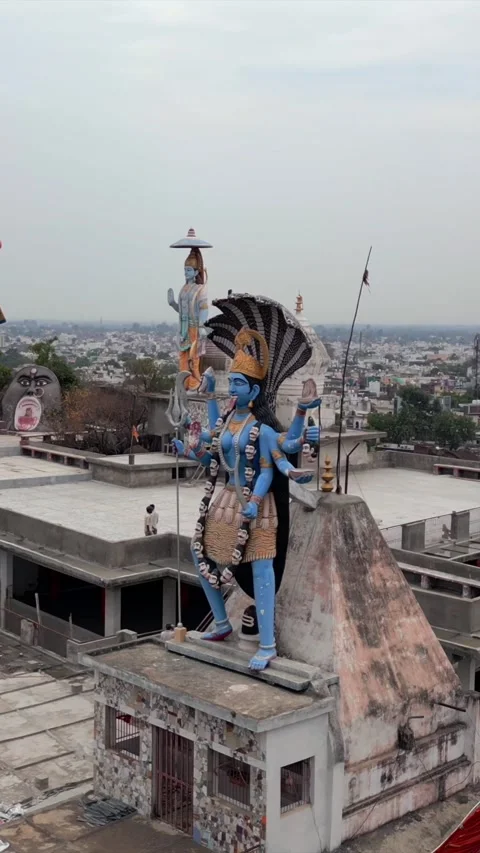 Vertical Aerial View of Goddess Kali and Hanuman Statues in Jabalpur 스톡 동영상 341399359