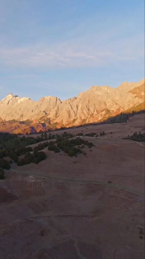 Vertical Aerial View of Golden Sunset over Majestic Mountain Range and Alpin Vídeos de archivo 326036675