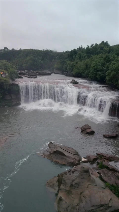 Vertical Aerial View of Mawsawa Waterfall in Sohra, Meghalaya Vídeo Stock 339883528