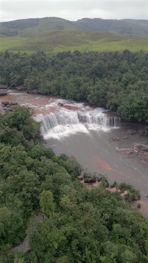 Vertical Aerial View of Mawsawa Waterfall in Sohra, Meghalaya Vídeo Stock 339883544