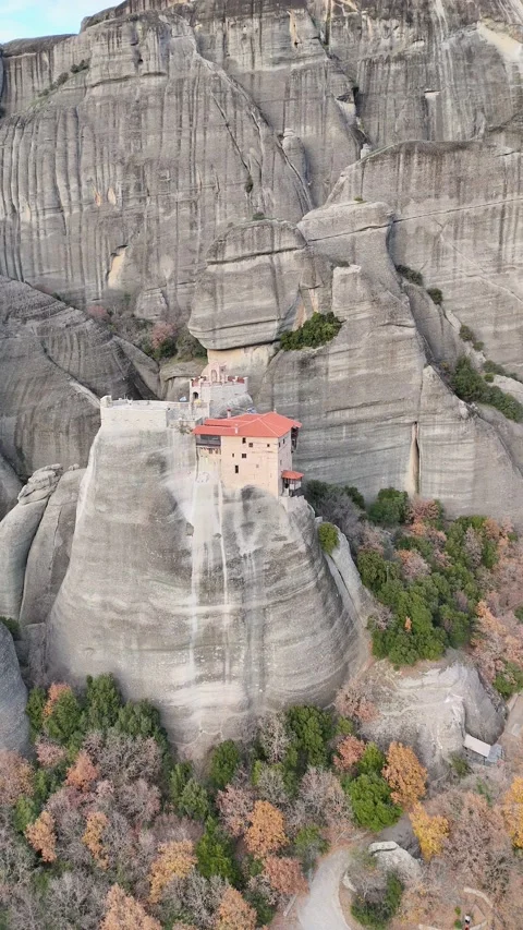 Vertical aerial view of the Monastery of Agios Nikolaos Anapafsas in Meteora, Gr Video stock 298014034