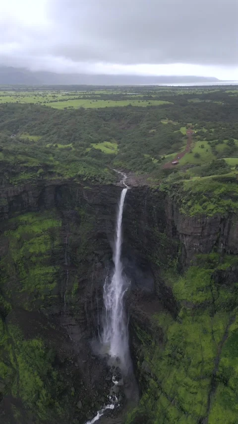 Vertical Aerial View of Monsoon Waterfall and in Maharashtra 库存影片 333608184