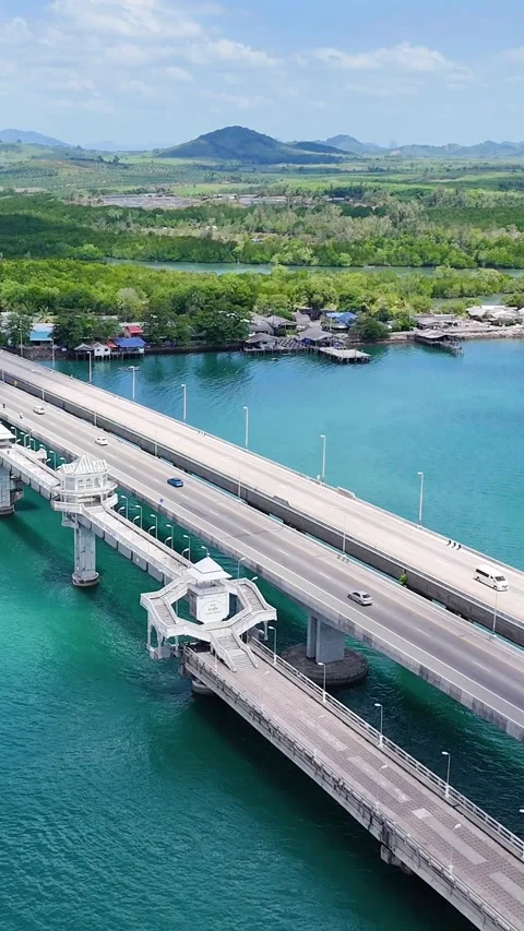 Vertical Aerial View of Parallel Bridges Over Turquoise Tropical Waters Video stock 326088701