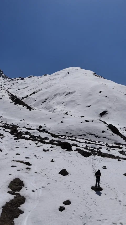 Vertical Aerial View of Snow Covered Kedarnath Mountains Uttarakhand India Vídeos de archivo 335013537