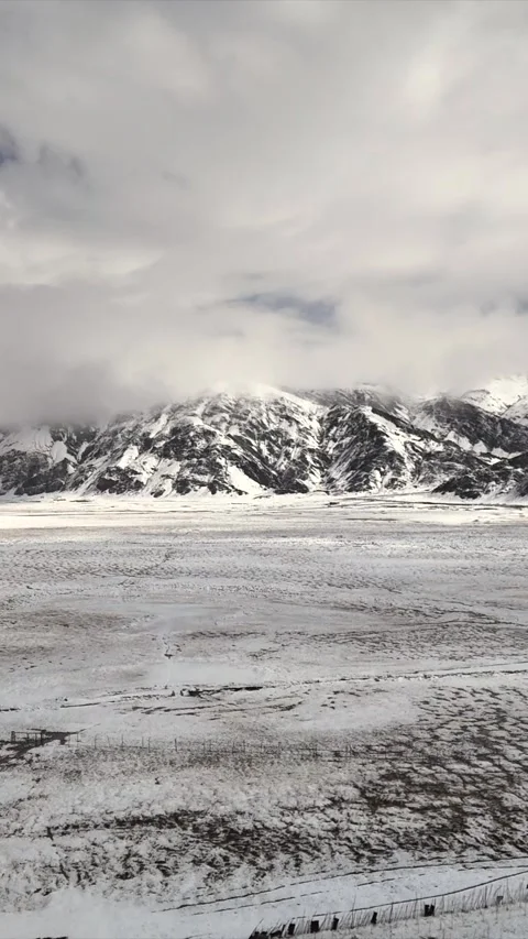 Vertical Aerial View of Snow Covered Village in Ladakh India Vídeo Stock 337286000