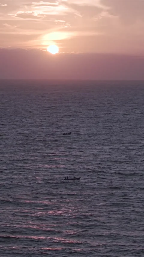 Vertical Aerial View of Sunset Over Arabian Sea Kerala India Vidéo 333893477