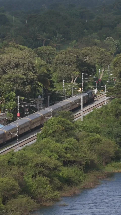 Vertical Aerial View of Train on Railway Track Near Mysuru Karnataka India Vidéo 334027176