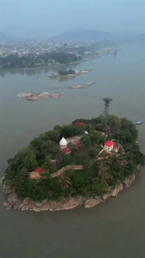 Vertical Aerial View of Umananda Temple on Peacock Island, Guwahati Vídeo Stock 339645815