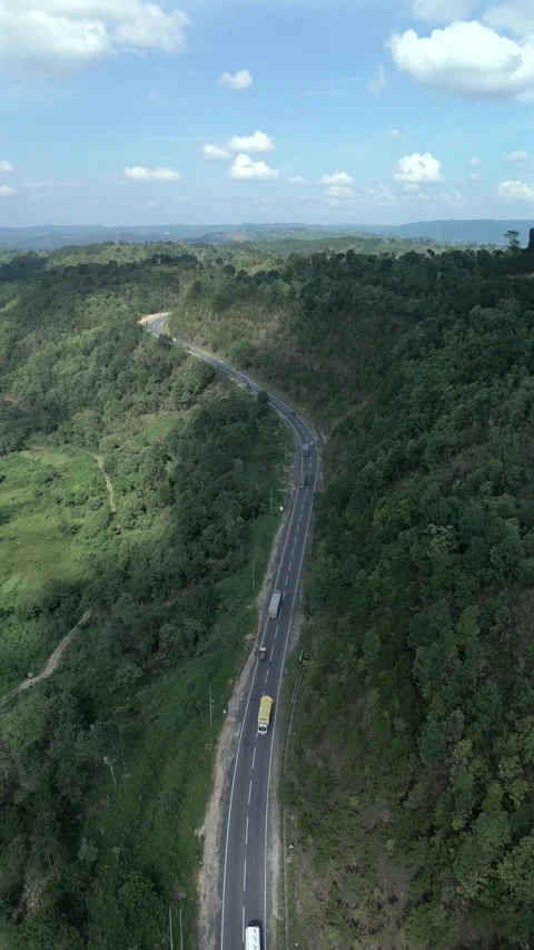 Vertical Aerial View of Winding Mountain Road in Meghalaya Vídeo Stock 339884157