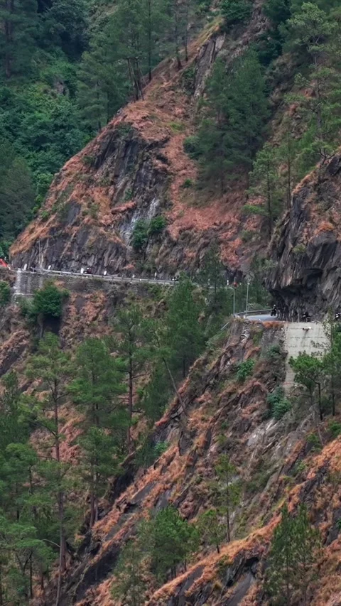 Vertical Aerial View of Winding Mountain Road in Pangi Valley, Himachal Pradesh Vídeo Stock 340597518