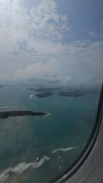 Vertical airplane window view capturing the edge of the aircraft Stock-Fotos