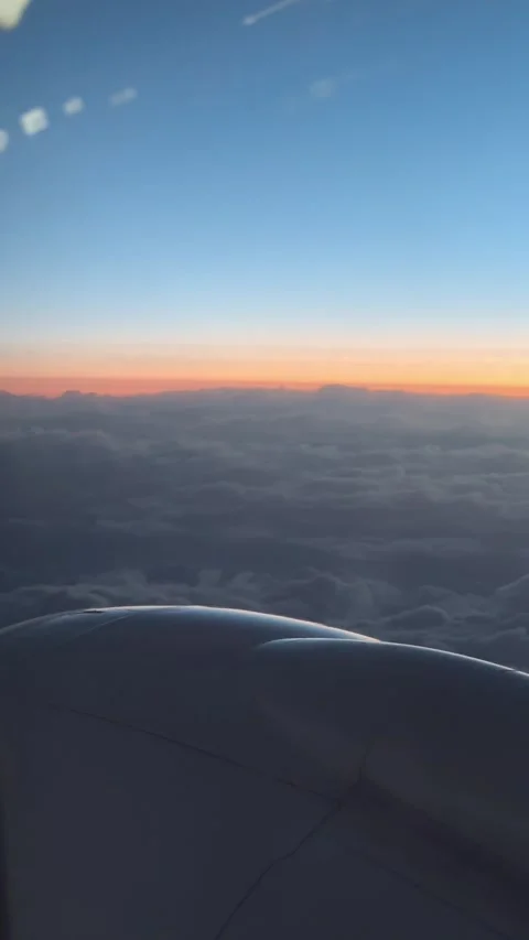 Vertical Airplane Wing View Above Clouds at Sunrise. 库存影片 336000018