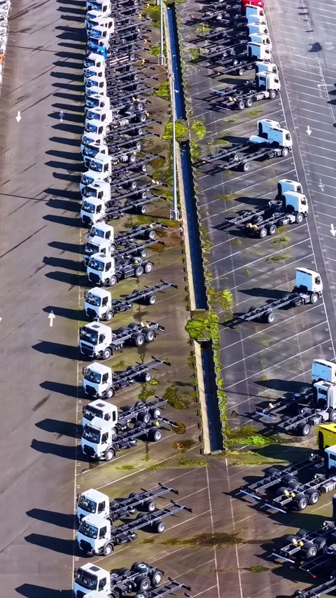 Vertical Alignment of Diverse Renault Trucks in a Large Parking Area Видео 335362565
