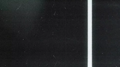 Vertical analog light leak with strong white glow and heavy film grain noise Vidéo 333414389