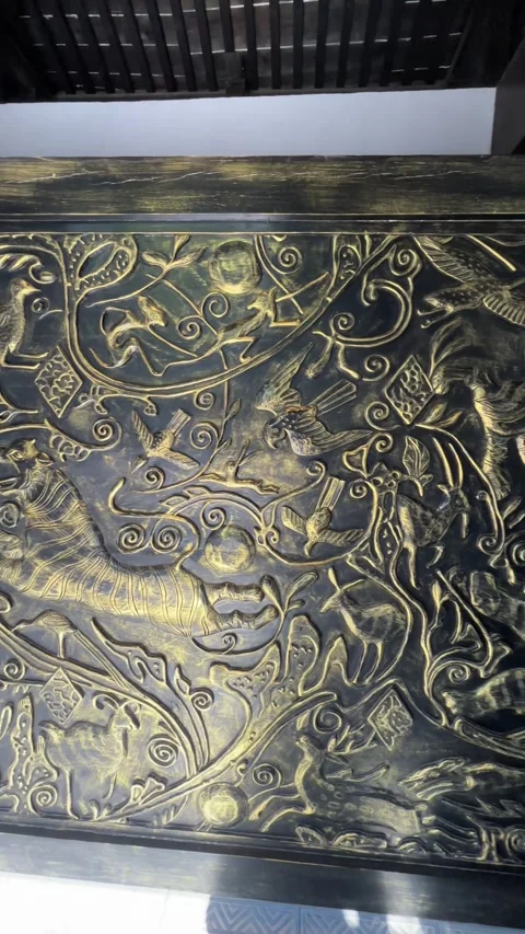 Vertical Ancient Chinese black and gold relief screen with traditional patte Vídeo Stock 335852638
